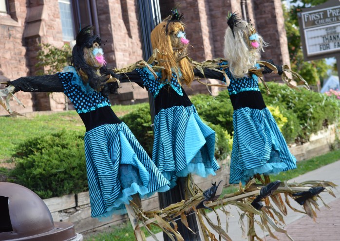 100916_everybody-loves-a-kick-line