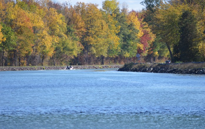 101916_autumn-boat-ride-on-the-canal
